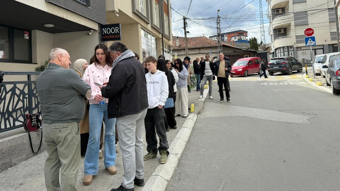 Skup ispred zgrade zatvora